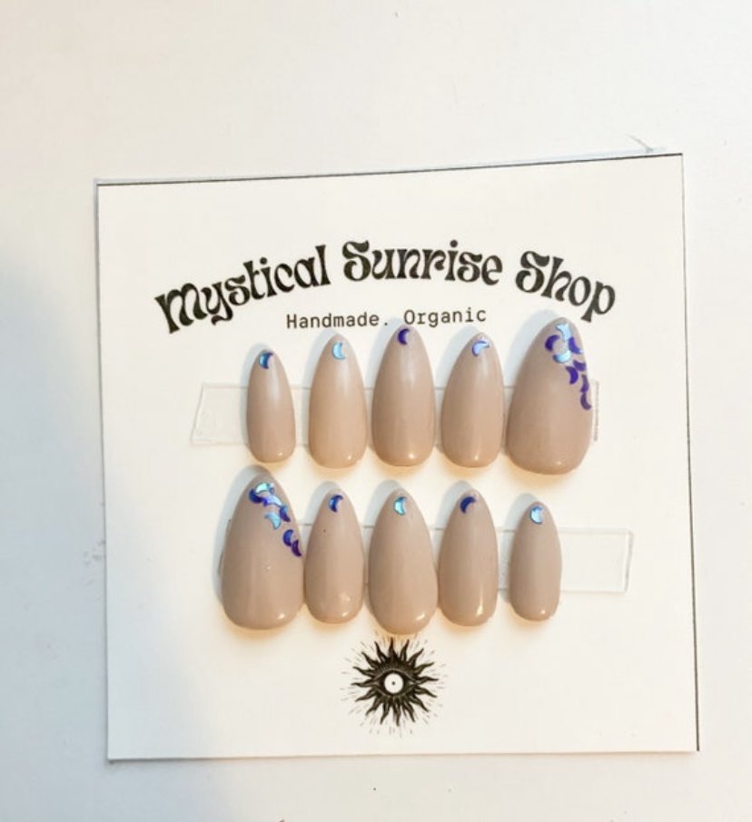 Hi! 🥰 I make Handmade Press on Nails, the sizes are completely customizable to fit every size! Come check it out! Etsy Shop: etsy.com/shop/MysticalS…