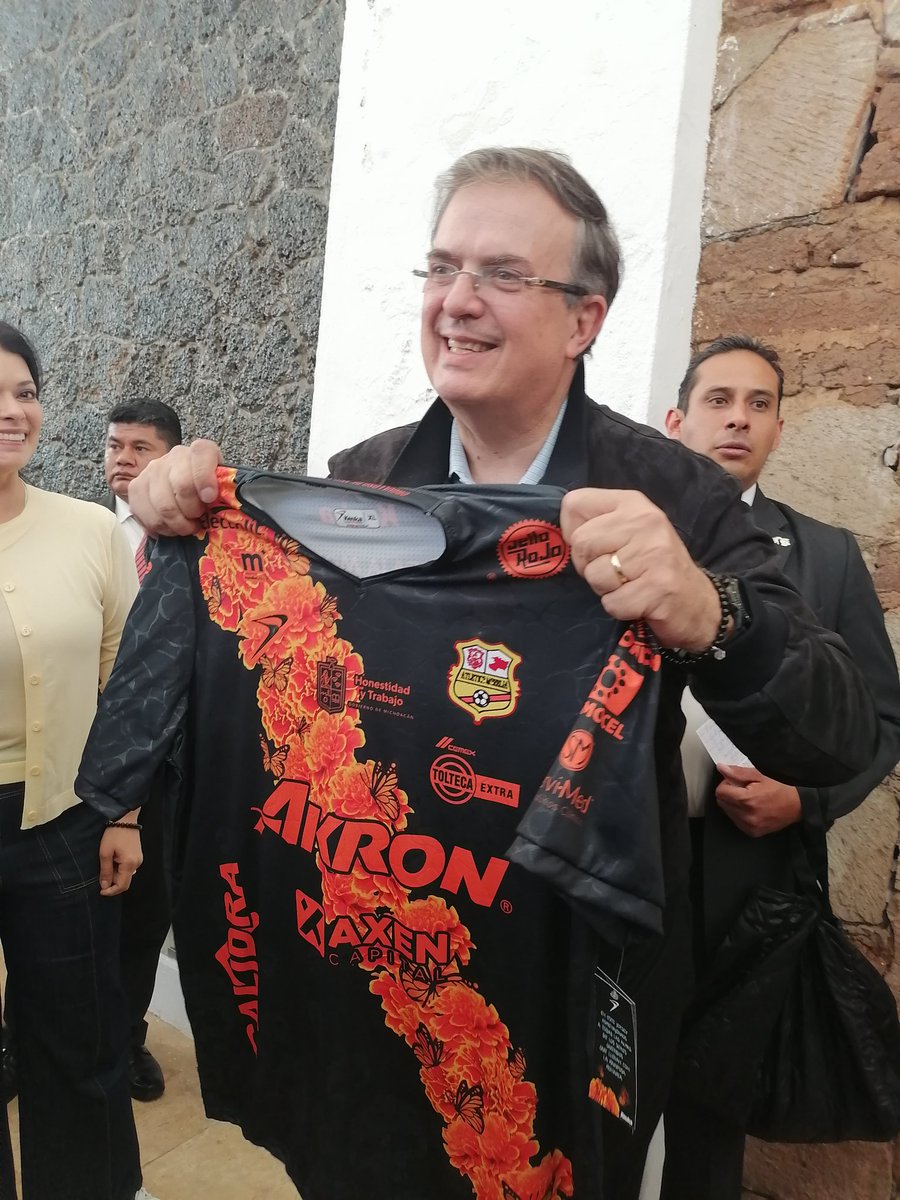 En #Michoacán el canciller <a href="/m_ebrard/">Marcelo Ebrard C.</a> con la playera correcta <a href="/C_A_Morelia/">Club Atlético Morelia</a> @RaymundoLopezO <a href="/ARBedolla/">Alfredo Ramírez Bedolla</a> @LuisNavarroGar <a href="/cceemich/">CCEEM</a> <a href="/GobMichoacan/">Gobierno de Michoacán</a>