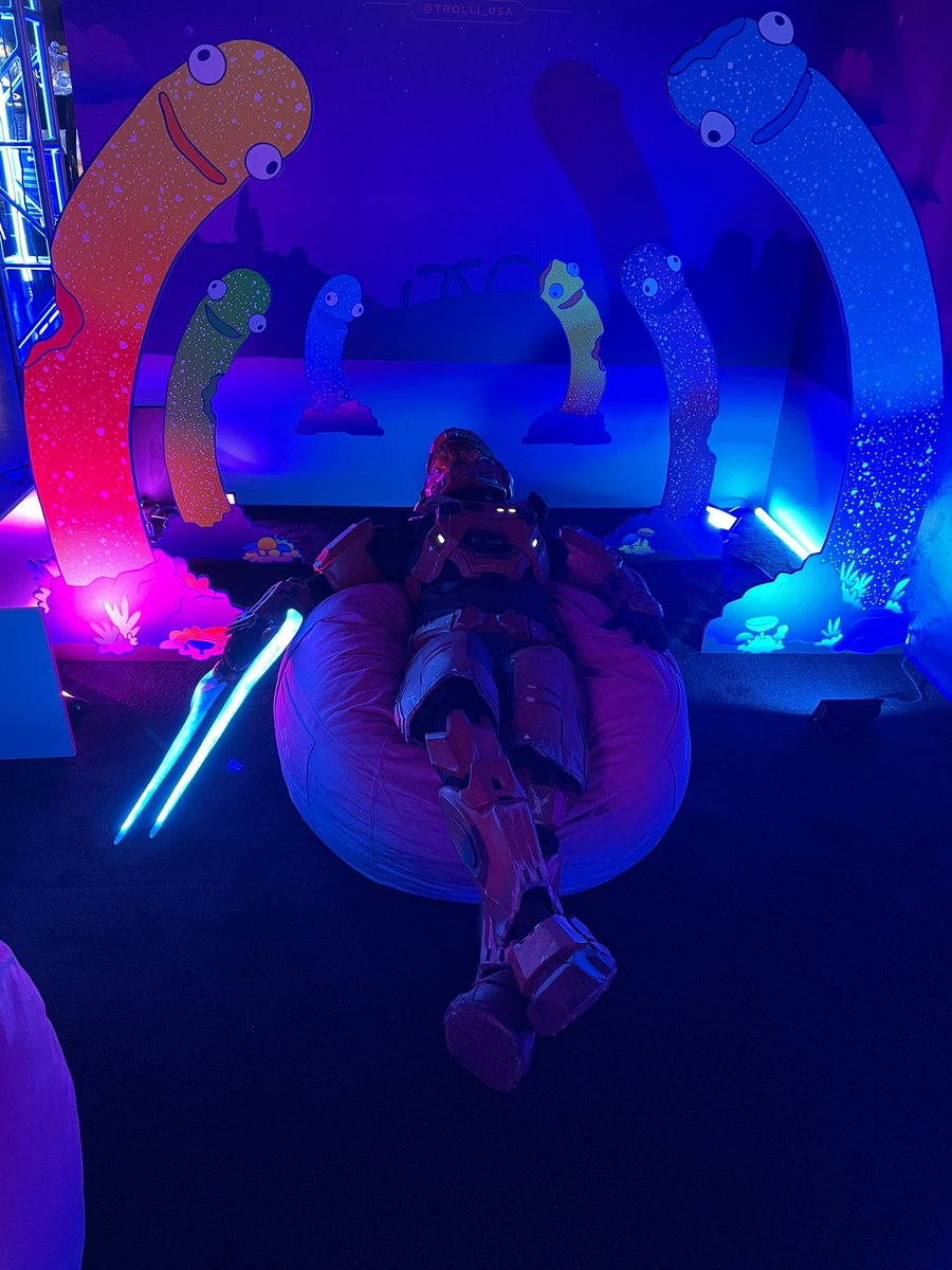 Trolli_USA's tweet photo. Even Spartans need a break.

Relax and chomp some worms on our Trolli @Lovesac after the cosplay event at #HaloWC 🐛🐛 https://t.co/x3KXtE9f79