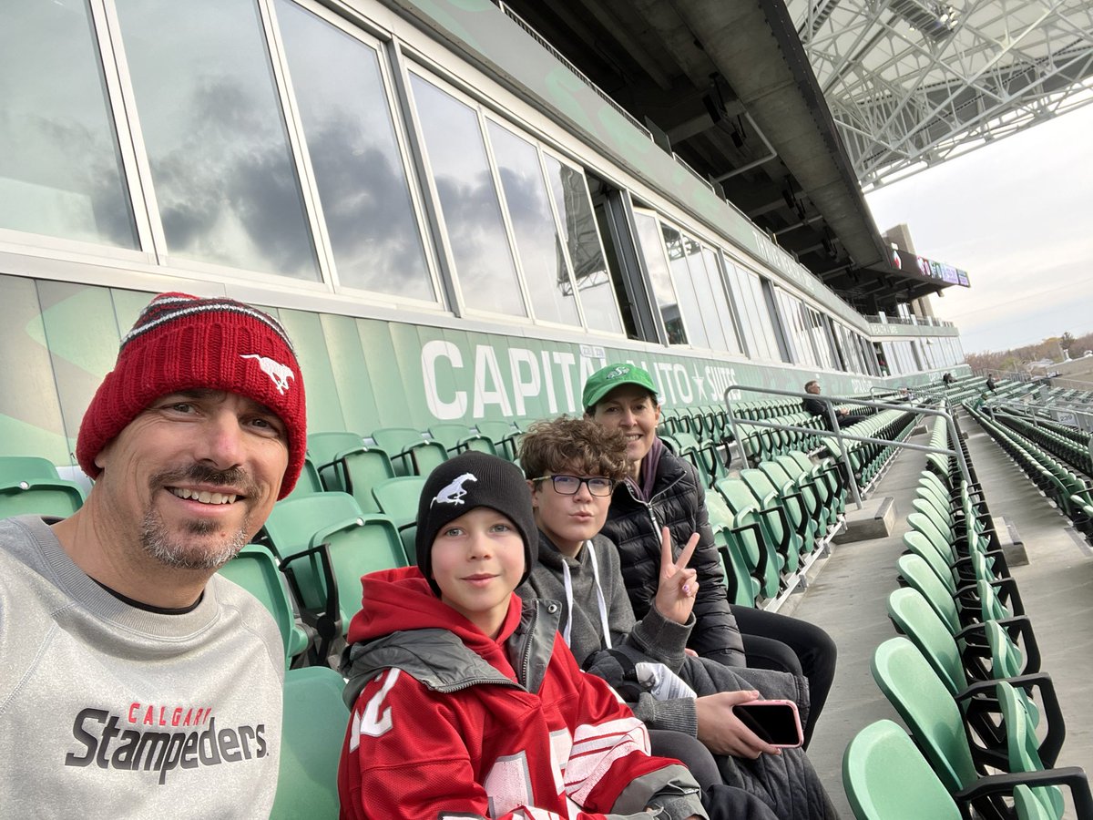 RobReynar's tweet image. Great fall afternoon for some Radically Canadian! Sec 238 #CFL #RIDERSlive #RufflesChipGiveaway @calstampeders @sskroughriders