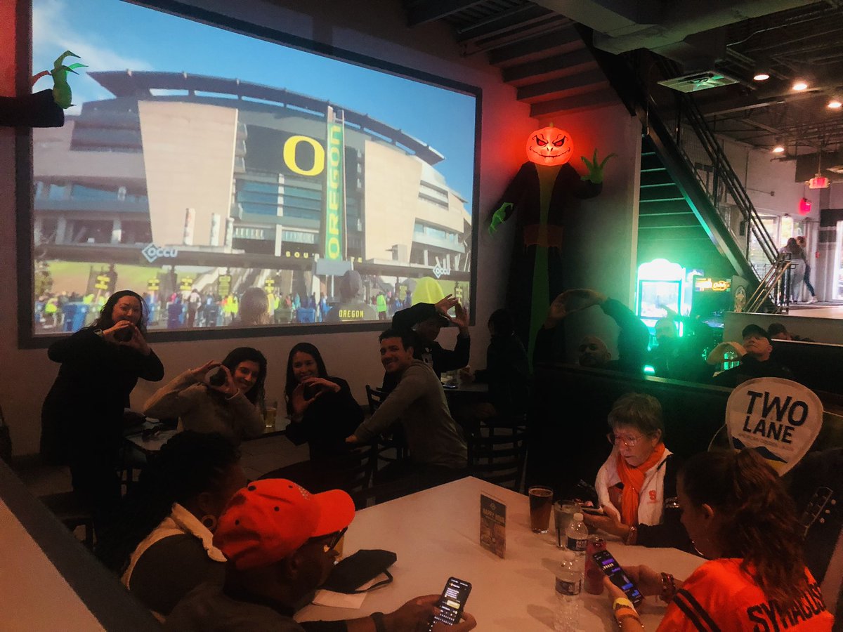 WarrrenO's tweet photo. The #DCDucks Virginia bar once again gets the big screen at Dudley’s Sports. #GoDucks #ScoDucks @UOAlumni https://t.co/FBevVVPSiY