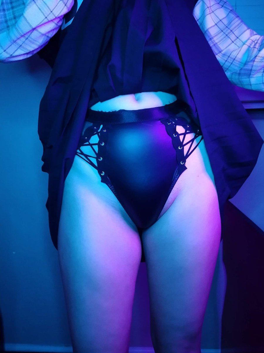 RandomEmoChic's tweet photo. Does leather look good on me? I need honest opinions only 😉🫣😳 #nsfw #nsfwtwt #nsfwtw #kinky #fem #Satisfactionsaturday https://t.co/9P3GdssQIj