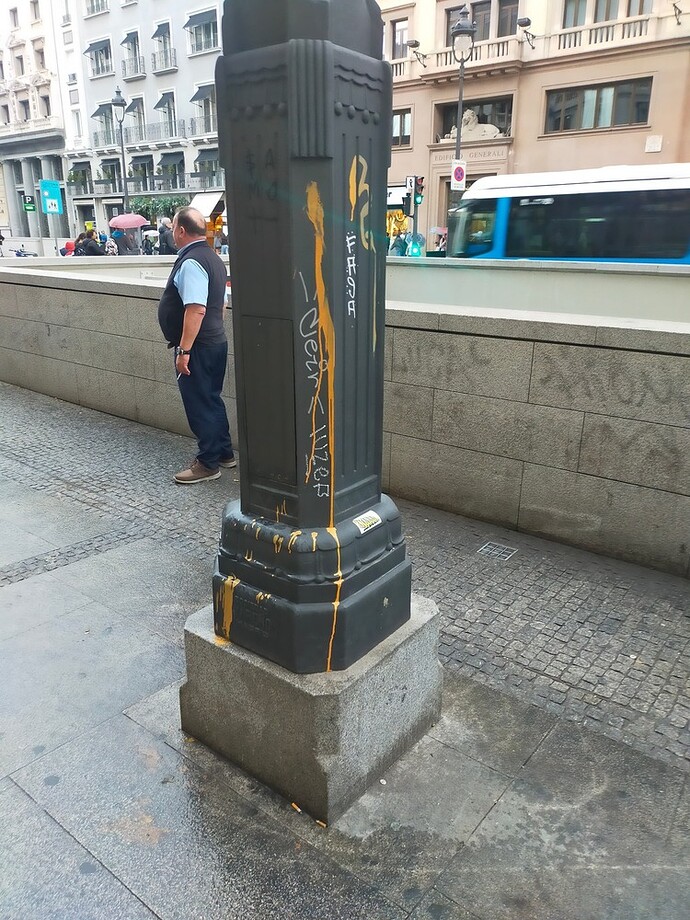 MadridUn's tweet photo. @lineama limpieza de pintadas en farolas del tramo de la Calle de Alcalá con Sevilla. https://t.co/PDqo1JrccR