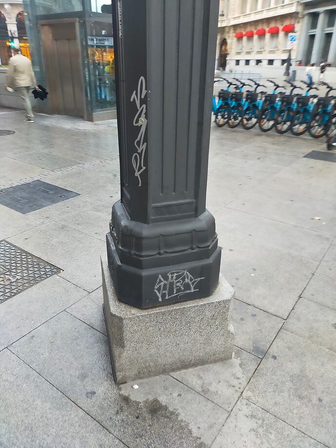 MadridUn's tweet photo. @lineama limpieza de pintadas en farolas del tramo de la Calle de Alcalá con Sevilla. https://t.co/PDqo1JrccR