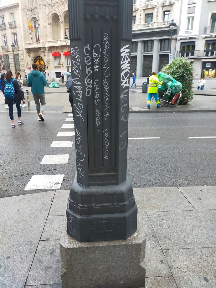 MadridUn's tweet photo. @lineama limpieza de pintadas en farolas del tramo de la Calle de Alcalá con Sevilla. https://t.co/PDqo1JrccR