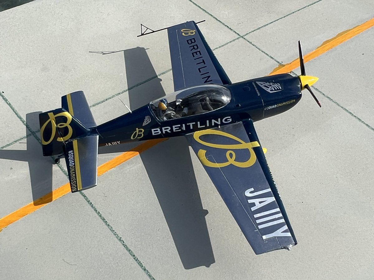 B7rO3's tweet photo. #室屋義秀 愛機 #EXTRA330LX 1/72 #BREITLING カラー
キットは #BRENGUN を垂直尾翼やカウリングを改造して製作しました。
デカールは製作して頂き🙌
製作開始してから一年半ほどやっと完成〰🙌🙌🙌
IKEさん(@IKE30704708 )やっと完成いたしました🙌ありがとう御座います🙌👏👏👏 https://t.co/5fEH6e4xLP
