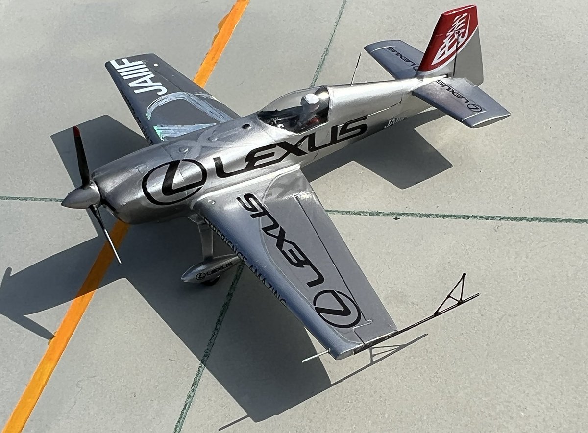 B7rO3's tweet image. #室屋義秀　氏愛機！
#EXTRA330SC  #LEXUS
カラー(2015〜2021)
キットは　#BRENGUN 1/72 複座を短座に改造、キャノピーは塩ビで新造、垂直尾翼やエルロン、カウリング胴体を短くしたり😅👏後〜忘れましたがけっこー改造してます☺️

製作中にカラーリング変わっちゃうと言う😅
新カラーもつくるぞ🙌