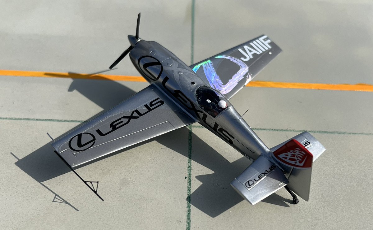 B7rO3's tweet image. #室屋義秀　氏愛機！
#EXTRA330SC  #LEXUS
カラー(2015〜2021)
キットは　#BRENGUN 1/72 複座を短座に改造、キャノピーは塩ビで新造、垂直尾翼やエルロン、カウリング胴体を短くしたり😅👏後〜忘れましたがけっこー改造してます☺️

製作中にカラーリング変わっちゃうと言う😅
新カラーもつくるぞ🙌
