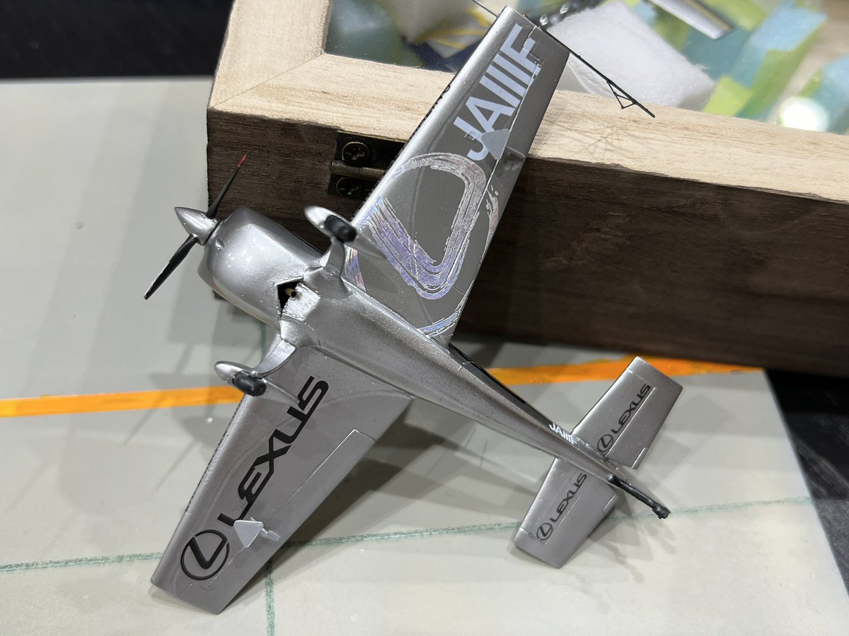 B7rO3's tweet image. #室屋義秀　氏愛機！
#EXTRA330SC  #LEXUS
カラー(2015〜2021)
キットは　#BRENGUN 1/72 複座を短座に改造、キャノピーは塩ビで新造、垂直尾翼やエルロン、カウリング胴体を短くしたり😅👏後〜忘れましたがけっこー改造してます☺️

製作中にカラーリング変わっちゃうと言う😅
新カラーもつくるぞ🙌