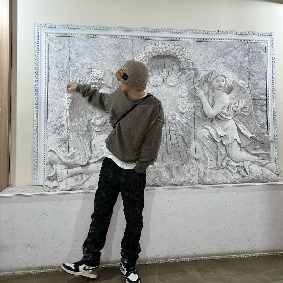 suhotaro's tweet photo. Standing among the beautiful statuesque of the goddess seemed to make me look more aesthetic, in addition the calm atmosphere that was described clearly engraved. I feel comfortable, even I put on a pose that makes me look relax but still dashing. https://t.co/wDRc7LKaZm
