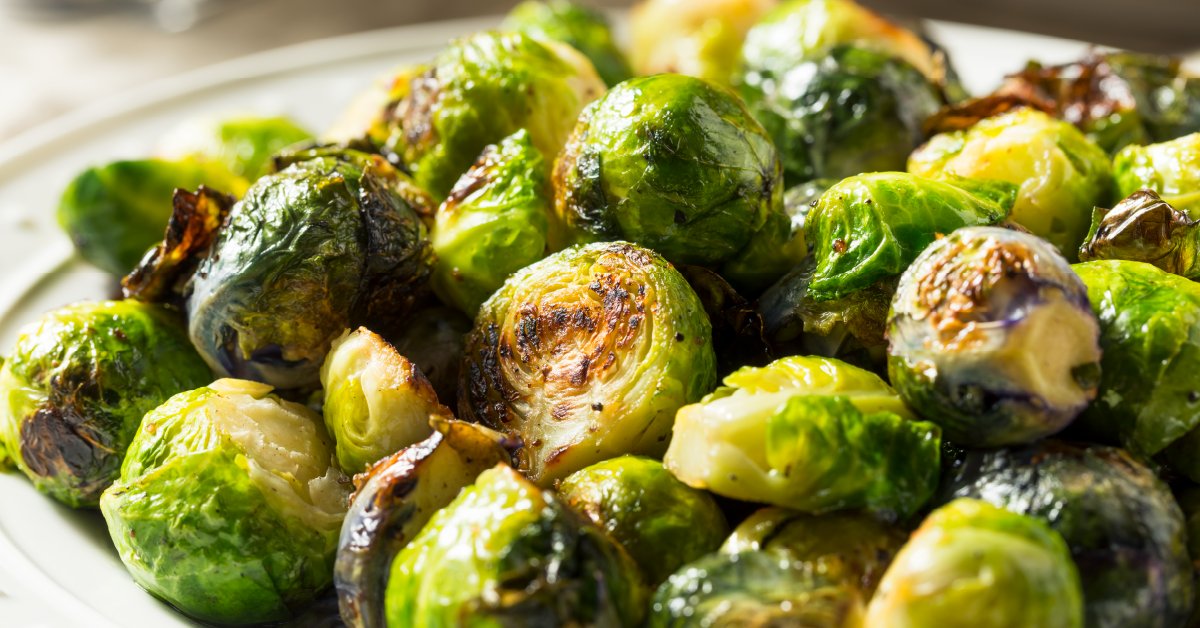 WebMD's tweet photo. Fill half your plate with veggies at every meal -- it may help you feel satisfied, even if you eat less. Fresh fruits are also great in place of high-fat or high-sugar snacks. https://t.co/IXNOyqHWnc https://t.co/DIzotE5Z6H