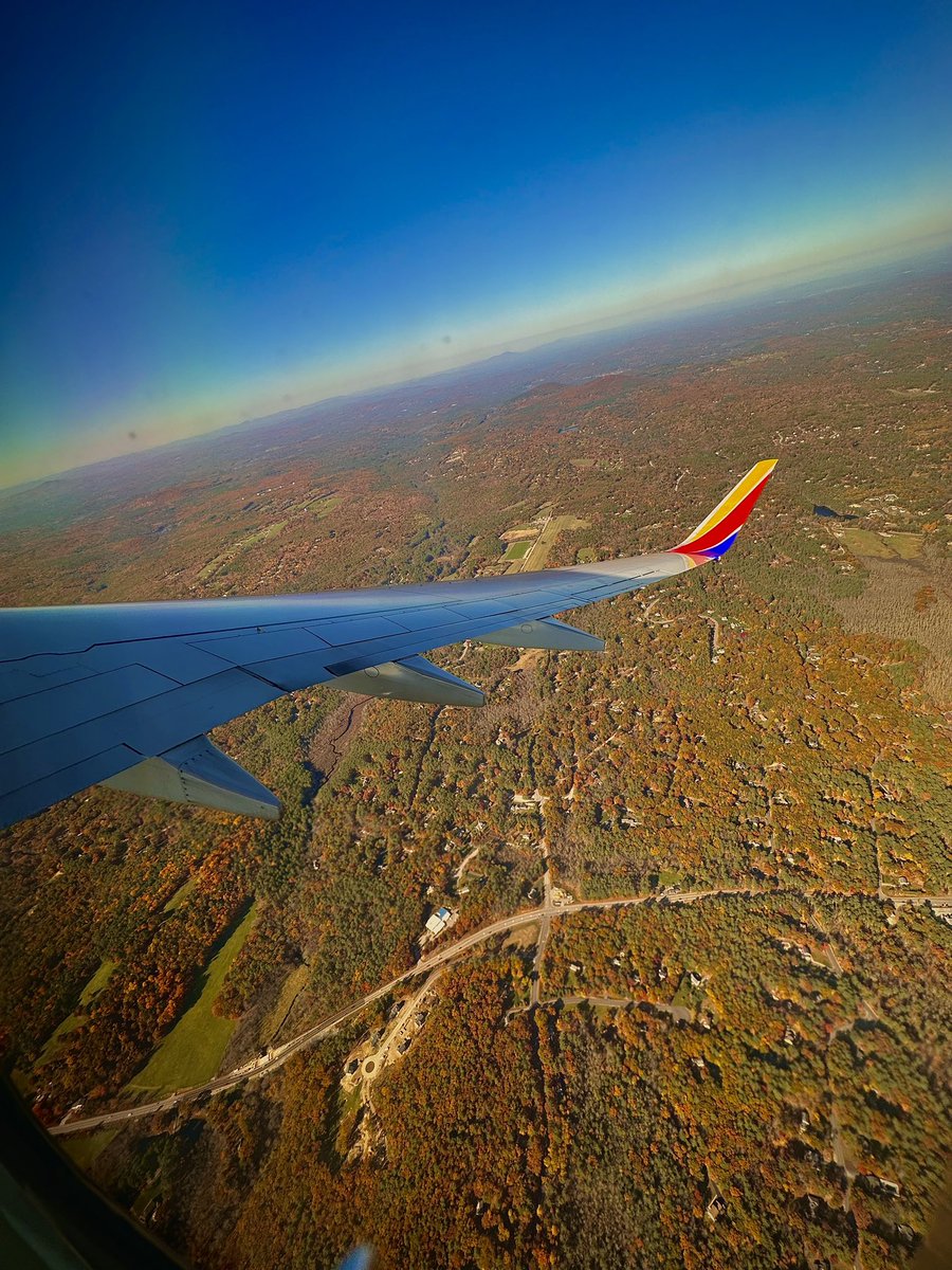 Coach_Stu_Horne's tweet image. …beautiful fall day for @UNHWSOC on the road and in the air on @SouthwestAir for a little AE WSoccer action tomorrow afternoon at noon … 

#TwoToGo
#GreatDayToBeAWildcat 
#NHtoMD
#FallColors