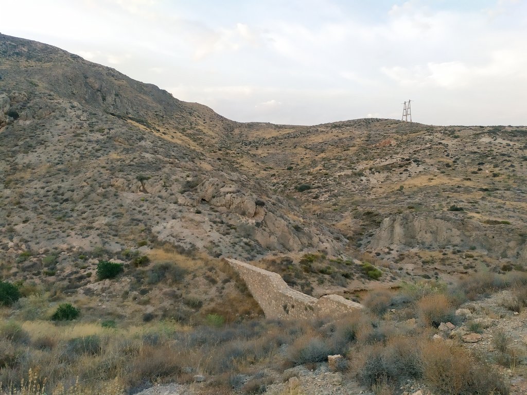 TugaiKhan's tweet photo. Yo diría que Sierra de Gádor es el lugar más desertizado de Almería (no el más árido). Almería, El Ejido y Roquetas donde se concentra la mitad o más de la población provincial se encuentran a sus pies. Ha sufrido durante siglos todo tipo de abusos y agresiones. 🧵⬇️ https://t.co/6Y3uaggJ10