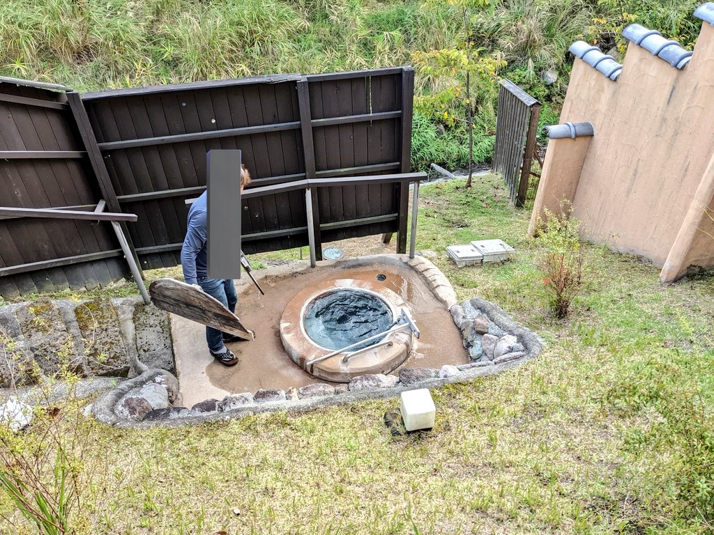 kamesekiryu's tweet photo. 自分たちは今年は　水草
掘り炬燵と外に壺湯が付いてる部屋 https://t.co/qIy7i2svxK
