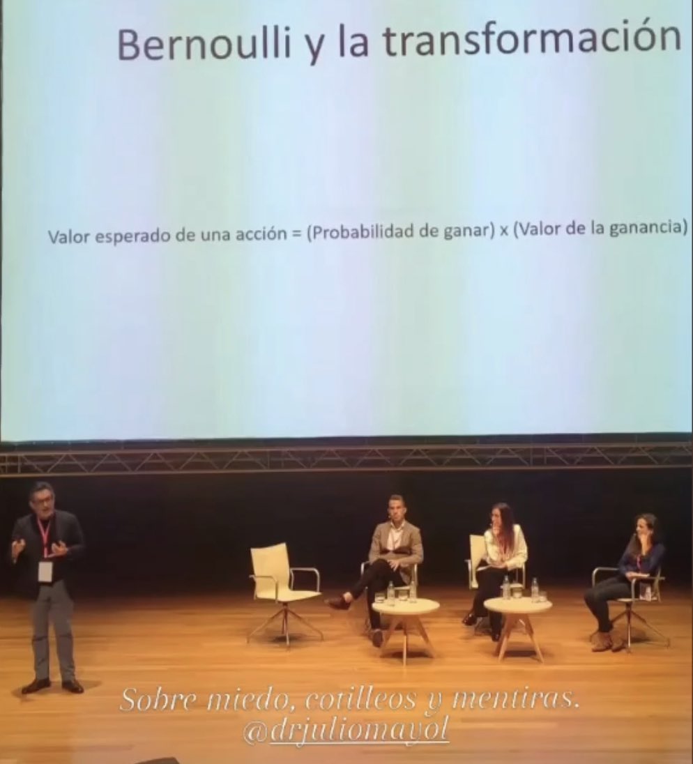 Cambiar no es fácil porque, para cualquiera, el valor de esa acción es el resultado del producto de las probabilidades que tiene uno de ganar con el cambio y el valor que otorga a lo que gane. Bernoulli lo clavó #innovacion