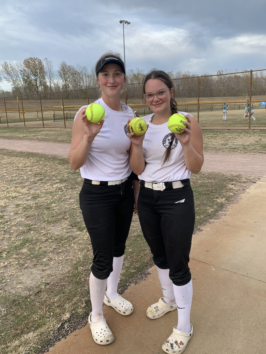 Bats were hot in game 4. <a href="/CourtneeLowrey/">Courtnee Lowrey</a> with 2 HR &amp; <a href="/Mtutwiler_2023/">Mary</a> added one of her own. 💣💣💣  <a href="/AWilken2005/">Abby Wilken</a> added 2 hits. No quit in this team! Bombers go to 2-1-1 on the weekend. Last game is tomorrow at 3:30. #BomberNation #BattleTested