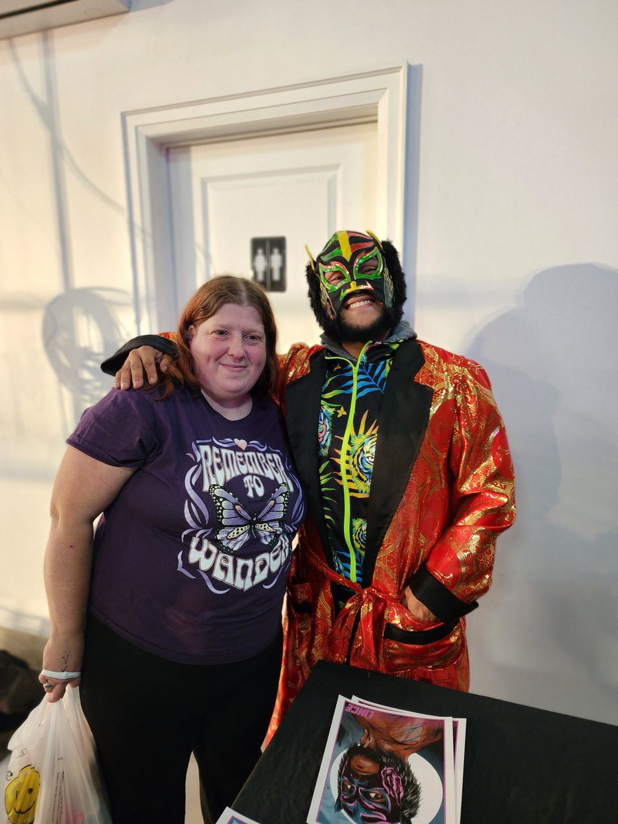 @LuchadorLD It was an absolute joy getting to see you. I'll take care of these and hopefully one day you come back and visit so I can get these signed glad I could help out Sick Kids @miss_honeybunny #LinceOGfans