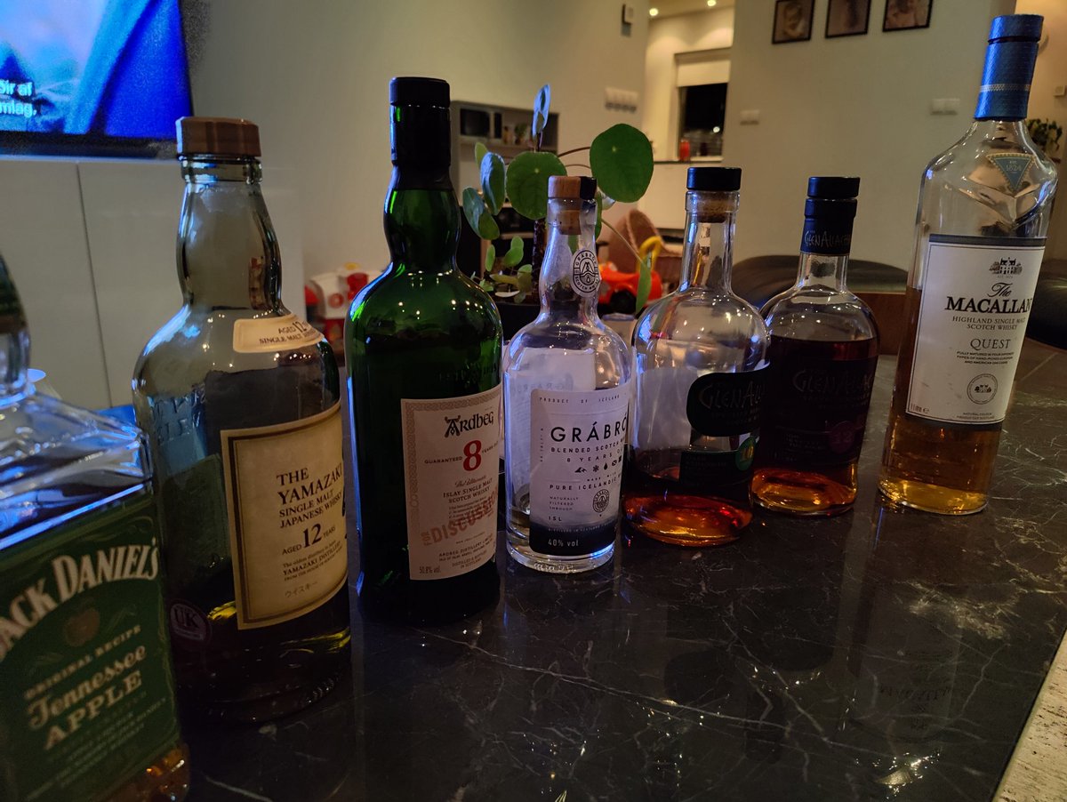 SveinnMolduxi's tweet photo. Whiskeynight #saturdaynightdram #dramit #whiskey #Ardbeg #macallan #GlenAllachie #Yamazaki #Grábrók https://t.co/T0DspMHXI9
