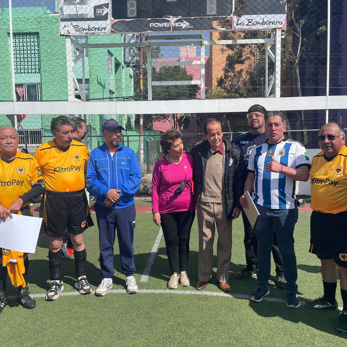 PeriodismoHgo's tweet photo. #CopaFuncope 
⚽️📰 Este sábado durante la jornada 5 de la #CopaFuncope integrantes del gremio periodístico y la Fundación para la Comunicación y el Periodismo entregaron un reconocimiento a Héctor Zárate Durón, por su trayectoria deportiva y en los medios de comunicación. https://t.co/CNfd7ZvJdl