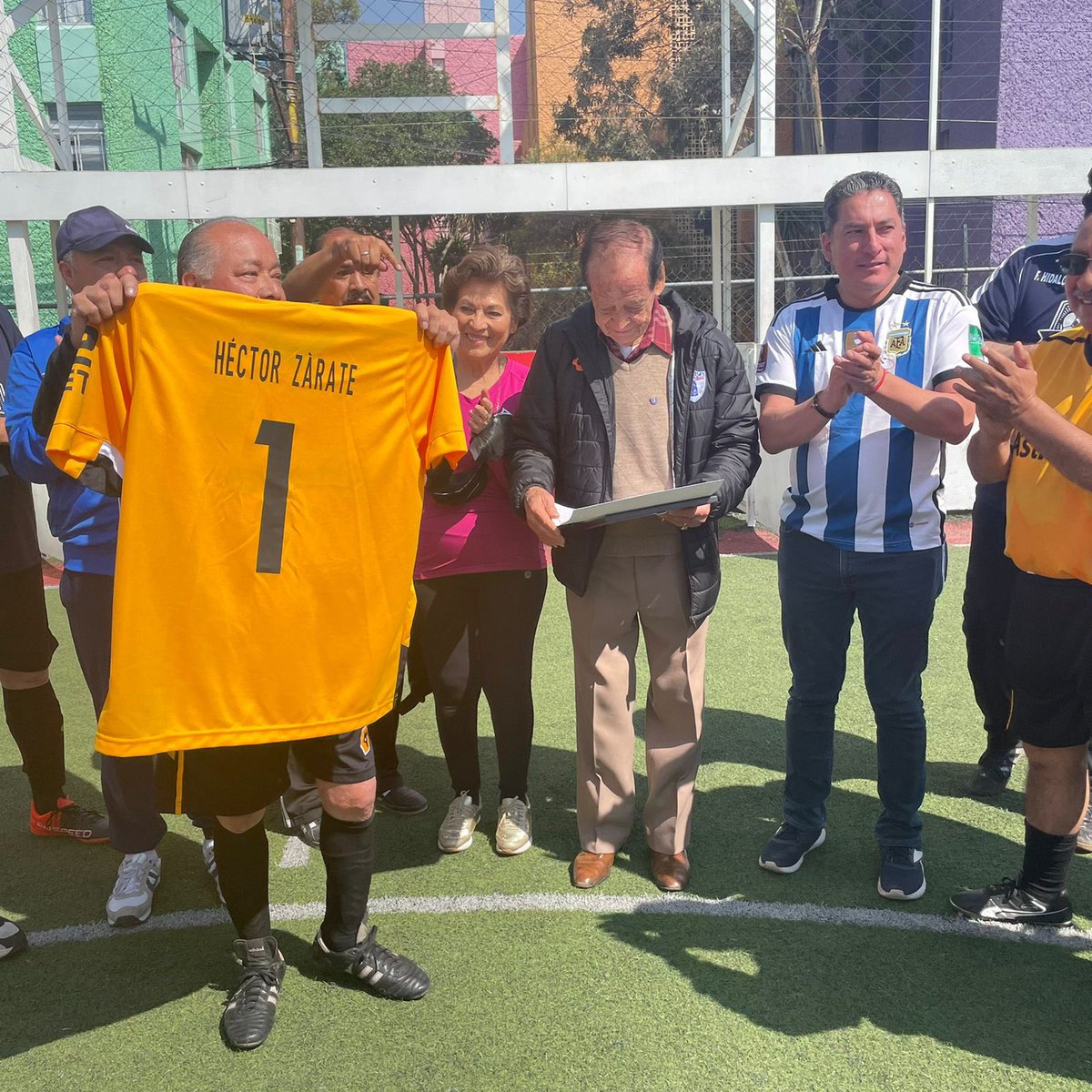 PeriodismoHgo's tweet photo. #CopaFuncope 
⚽️📰 Este sábado durante la jornada 5 de la #CopaFuncope integrantes del gremio periodístico y la Fundación para la Comunicación y el Periodismo entregaron un reconocimiento a Héctor Zárate Durón, por su trayectoria deportiva y en los medios de comunicación. https://t.co/CNfd7ZvJdl