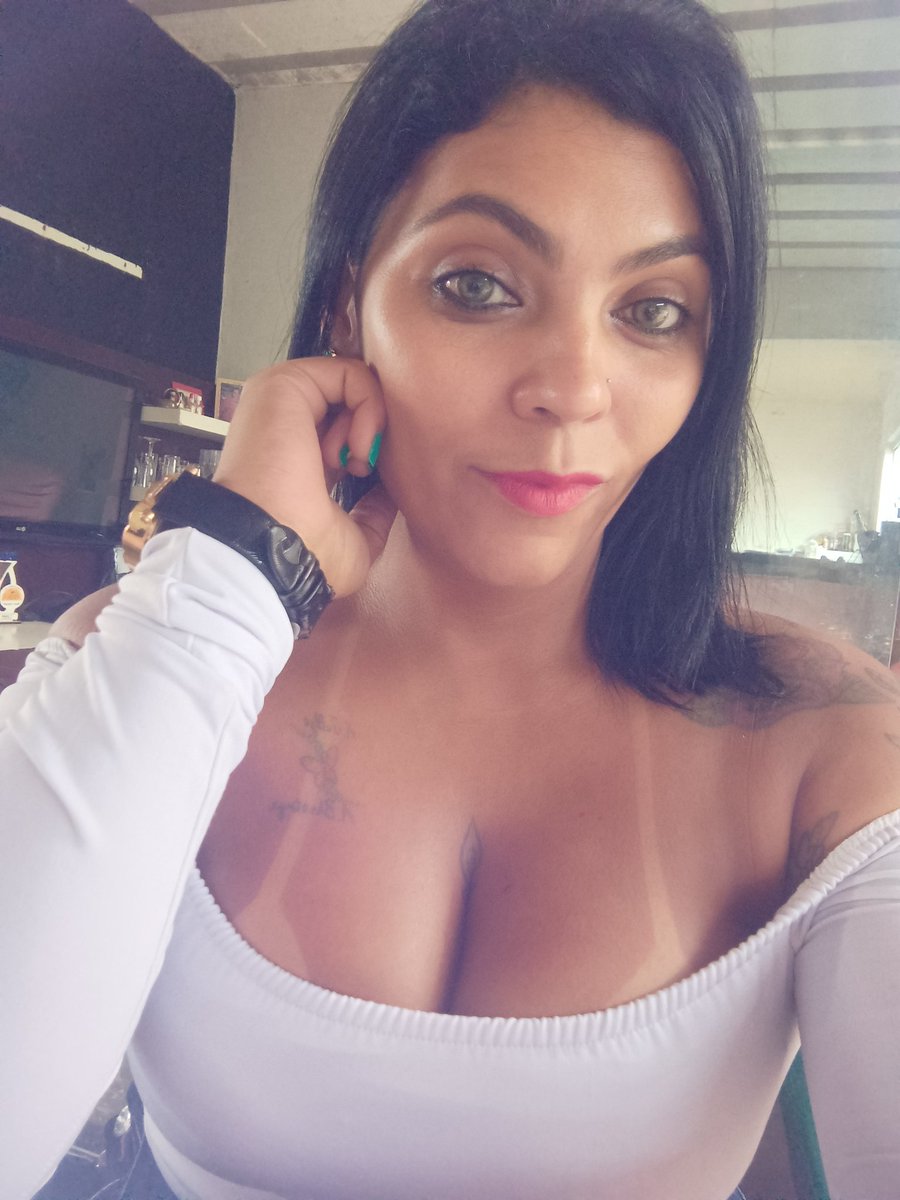 lucianaAuxilia5's tweet photo. Nao sou tao doce quanto pensam e nem tao acida quanto gostaria,sou curiosa,desconfiada,temperamental e teimosa,tenho coracao mole,sangue quente e insisto na mania d acredita em sonhos,finais felizes e pessoas sinceras :-*
#noiteee https://t.co/9PhTNVraHj