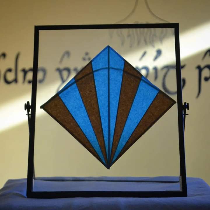 VEnpapel's tweet photo. Se va el encargo para un fanático de las pechuguitas ❤️❤️❤️
Minivolantín de 14x14 en marco de metal y vidrio.
#volantinesdecolores #volantines #volantin #hechoamano #handmade #artenpapel #oficios #tradicion https://t.co/yzLYIayD4D