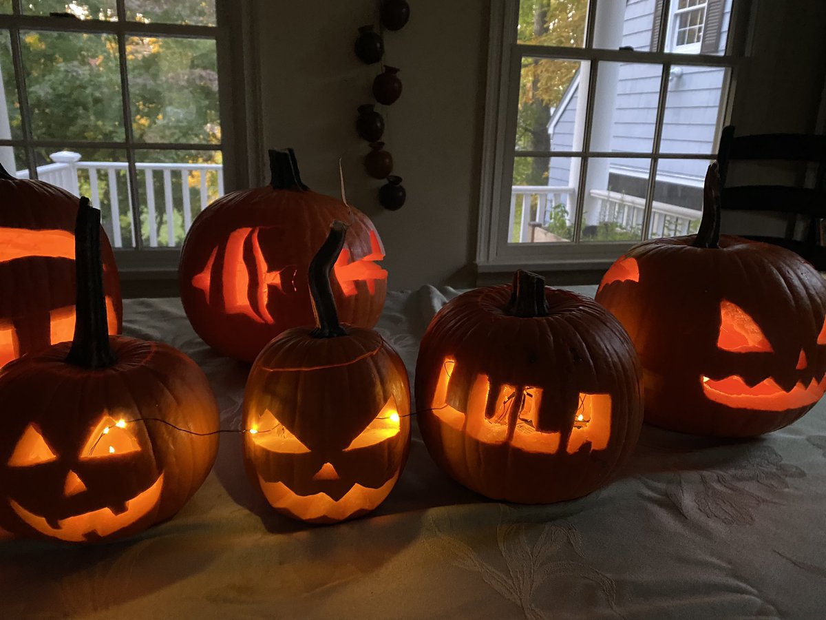 ana_bosslady's tweet photo. #Carnavallab’s pumpkin carving with a message https://t.co/WYYvJadDxP