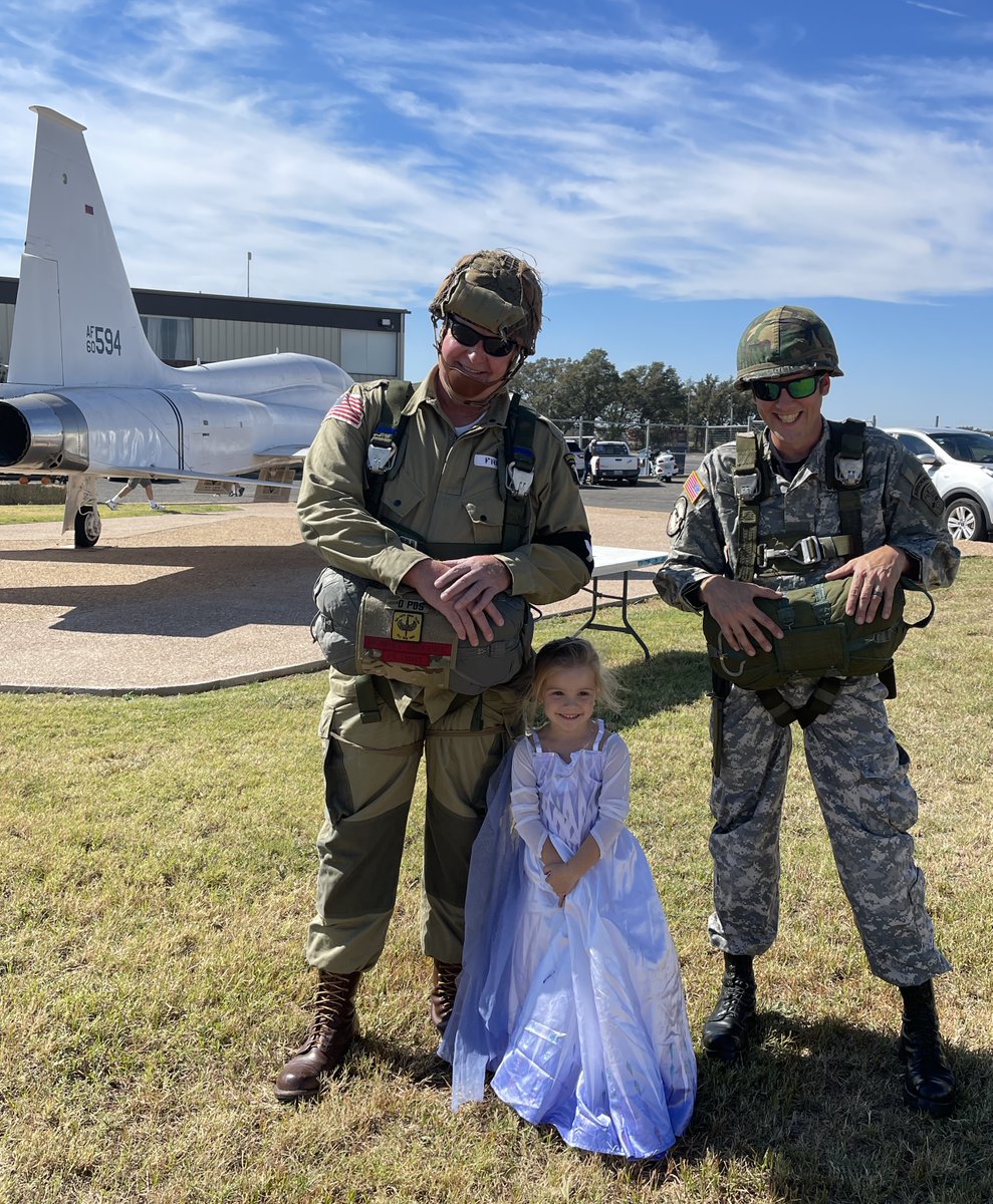 LibertyJumpTeam's tweet photo. Our members attended the Commemorative Air Force The Highland Lakes Squadron  / Highland Lakes Squadron- CAF Museum Pumpkins and Paratroopers community event. 100 pumpkins were handed out to the kids attending the event. https://t.co/PyfJ1uAdXd