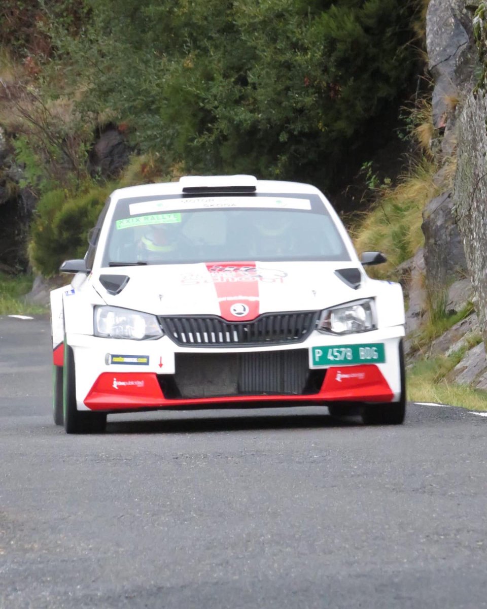 SanseRacingTeam's tweet photo. Vaya día!! Tuvimos de todo! Poco sol, y luego Lluvia y Niebla a tope! Gracias por el gran trabajo hecho y a @bsrallyteam por este magnífico @MotorsportSkoda FABIA Rallye2 con el que nos vamos a dormir líderes del Rallye de Avila. Mañana a rematar!! Gracias Sponsors!! https://t.co/8hqL9ka6nn