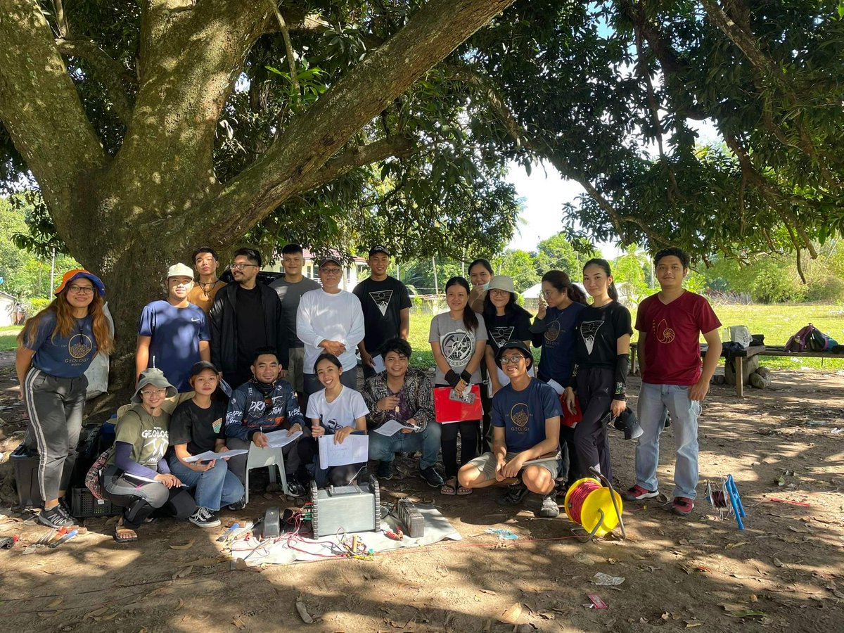 rrapakivi_mt's tweet photo. Another Epic Day! Sir Cresencio Sosa and his team led a Georesistivity survey and hydrogeology lecture for the batch '22.

Thank you Sir!

#BreaktheStats https://t.co/0CirHYujMz