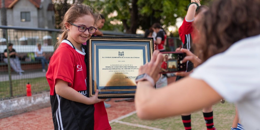. En la oportunidad, con la @concejalontivero y @danielpasseriniok entregamos un reconocimiento institucional a @escinclusivahockeycac por su trabajo ejemplar.