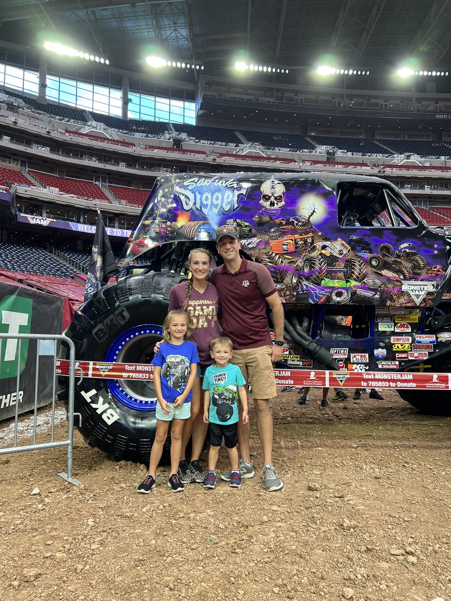 AmyGougler's tweet photo. #monsterjam with the fam! https://t.co/H3fzg84AOy