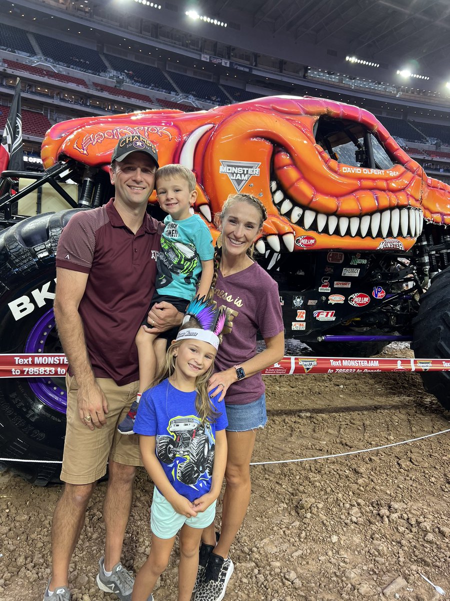 AmyGougler's tweet photo. #monsterjam with the fam! https://t.co/H3fzg84AOy