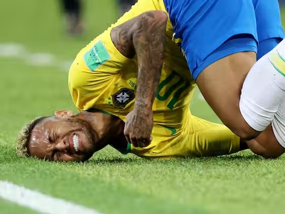 sensacionalista's tweet photo. Neymar leva cotovelada na boca em jogo e Bolsonaro é atingido nos testículos https://t.co/m891HOcMlK