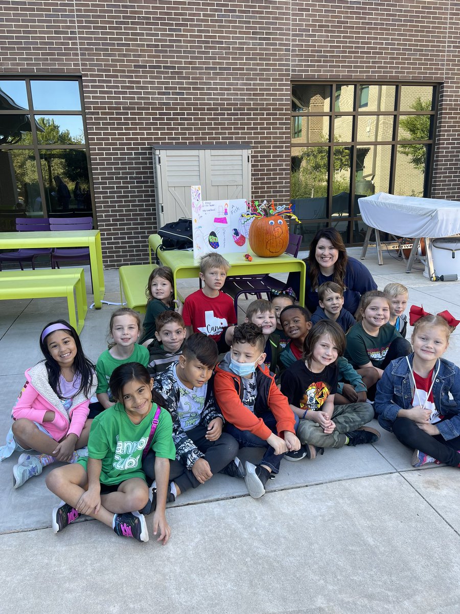 Mrs_Middleb's tweet photo. STEMAPOLOOZA was a success! Scholars had so much fun creating their STEM design challenges! #STEM @canSTEM https://t.co/vBD3DxP7IL