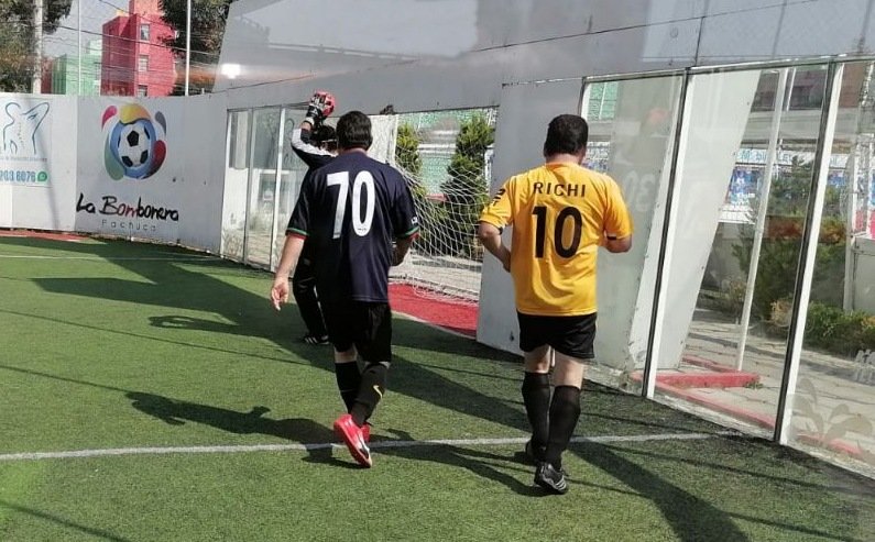 DanielZarate70's tweet photo. Una de las mejores fotos que me han tomado jugando fut. Marcando a mi hermano @richizr68. Pocas veces como hoy jugamos de contrarios. Parece que vamos en cámara lenta pero no. Nos vamos frenando despues de ir a hipervelocidad.
#copafuncope https://t.co/VC1GJ1i4lu