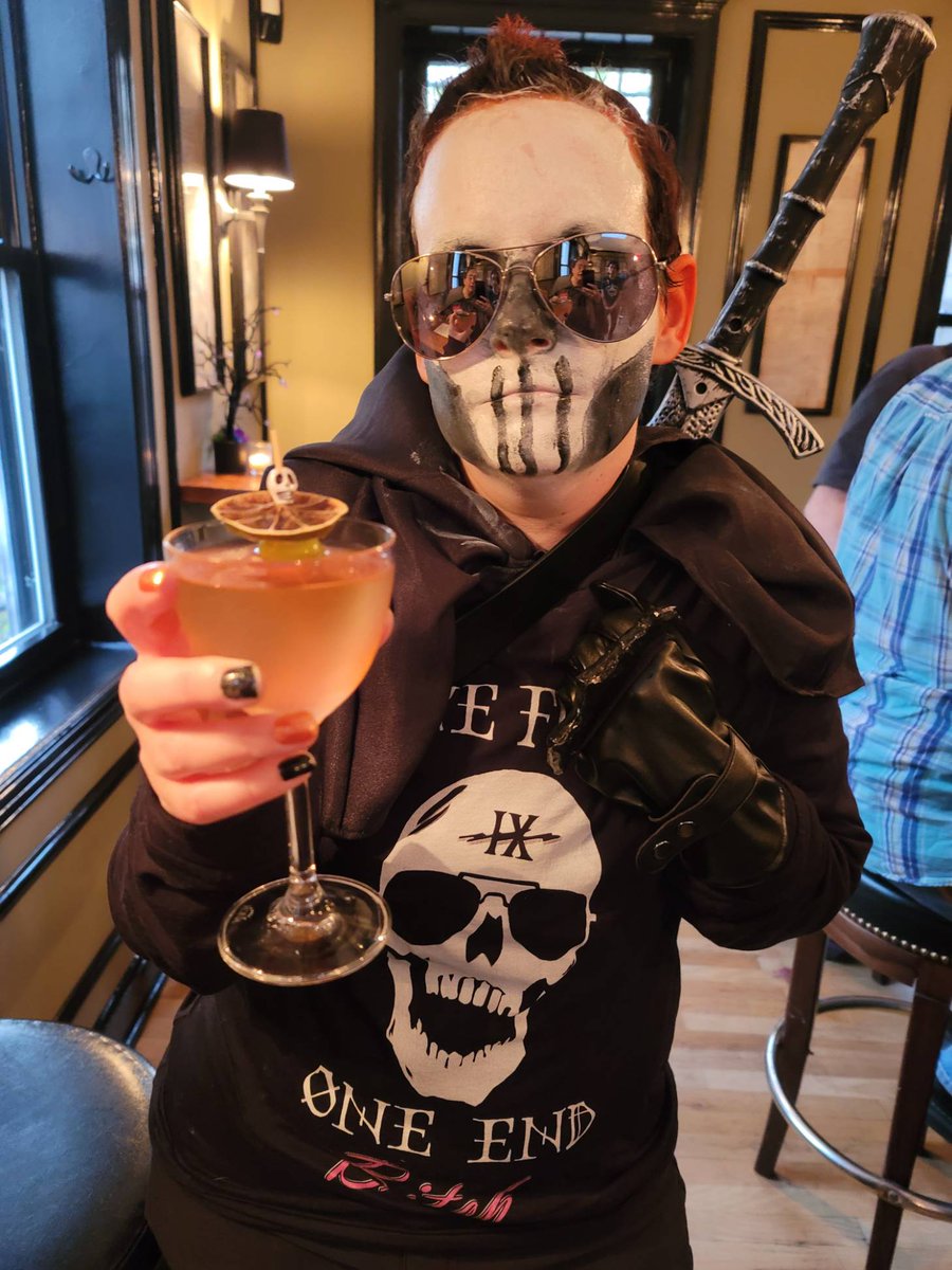 sheepeeh's tweet photo. One cocktail, one end, bitch!
#getlitdc #literarycocktails #gideontheninth #thelockedtomb
🍸 by @ShinobiPaws , 📷 by @jcmeloni , character by @tazmuir https://t.co/NsC3vvPO3t
