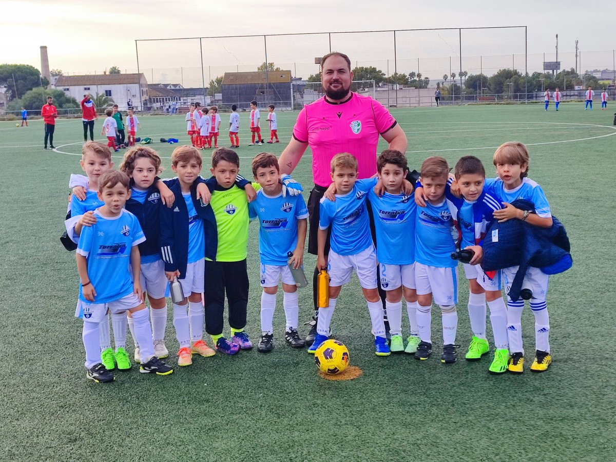 AngelRepbarb's tweet photo. Que vuestras frustraciones y vuestra cobardía no manchen nuestro deporte. 
Cuando insultas o agredes alguien pierdes la ética y la razón aún más si estamos en un deporte y hay niños de por medio. #elarbitroesnuestroamigo, #noalaviolenciaenelfutbolbase
@EFPaqueteUD @CTARFEF @RFAF https://t.co/L0S89zepI6