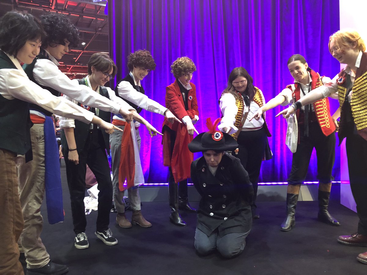 Had a good time today at <a href="/MusicalConUK/">Musical Con</a>! We organised a Les Mis group photo with everyone we could find and a Javert bully circle #lesmisgroupshot  #MusicalCon