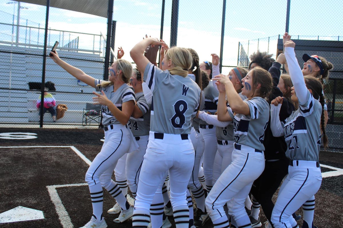 zoe_holler7's tweet photo. Freshman year ✅ I had the best experience! I learned so much about the game just through my teammates and the culture behind HS Ball. I played first and had 162 putouts and 11 double plays. Can’t wait for next year! @TGASciara @LSWsoftball @ExtraInningSB https://t.co/to5brS3Nuf