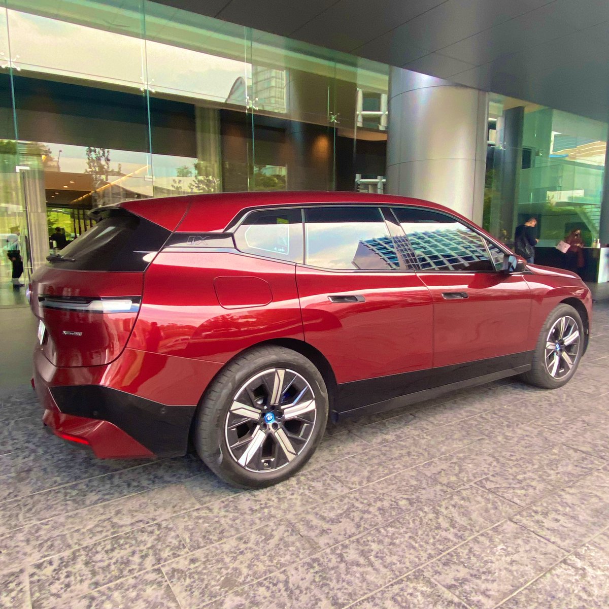 SANABRIAMAC's tweet photo. La estupenda versión de @BMWMex #BMWiXxDrive50 es el camino de la conversión eléctrica emocionante. Potencia y seguridad de la mano de la tecnología. Sorprendente desempeño $1.8 mdp con 420 km de autonomía. Un gozo manejarlo!  Cumple de acuerdo con el ADN de la marca. https://t.co/MloIEBalxJ