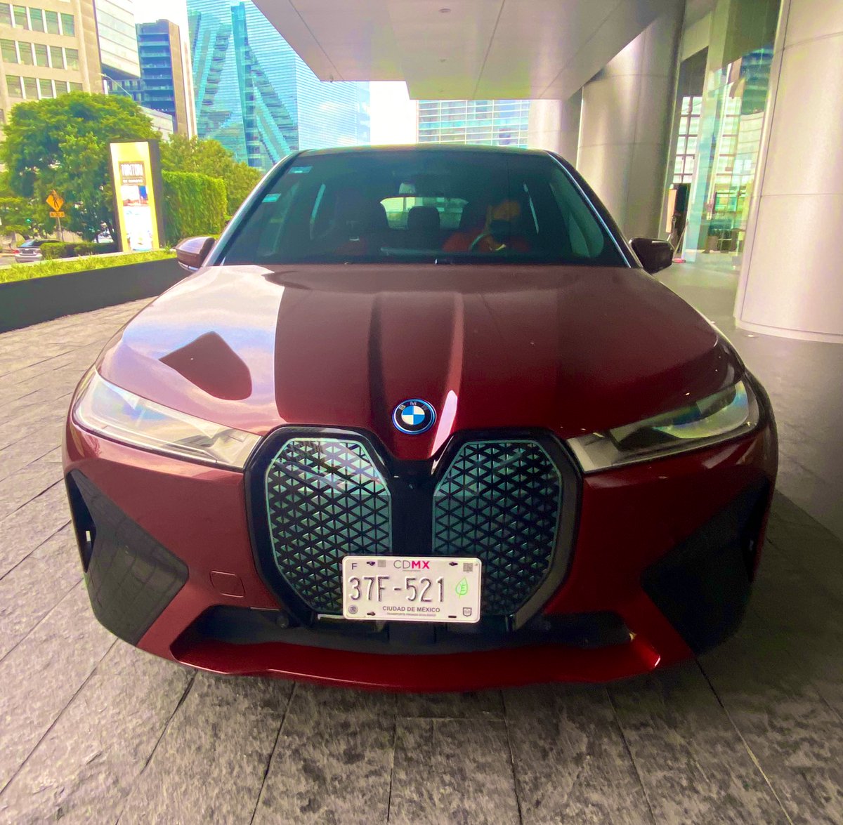 SANABRIAMAC's tweet photo. La estupenda versión de @BMWMex #BMWiXxDrive50 es el camino de la conversión eléctrica emocionante. Potencia y seguridad de la mano de la tecnología. Sorprendente desempeño $1.8 mdp con 420 km de autonomía. Un gozo manejarlo!  Cumple de acuerdo con el ADN de la marca. https://t.co/MloIEBalxJ