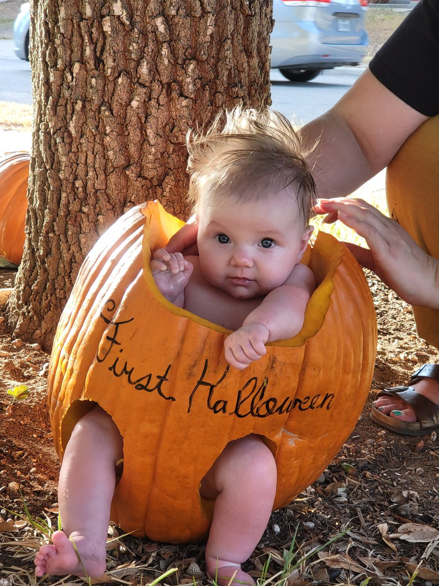 Baby Nyla's first pumpkin 👶🎃

#happyhalloween2022 #pumpkinseason