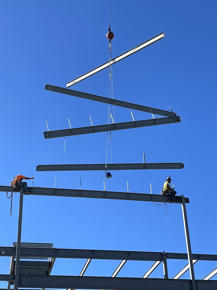 time_captain's tweet photo. An incredible three weeks watching this building get erected by Inland Steel with beams manufactured by B&amp;B Fabricators. Mount Vernon’s Skagit Surgery Center for Skagit Valley Regional Hospital. https://t.co/wKnnybwBCU