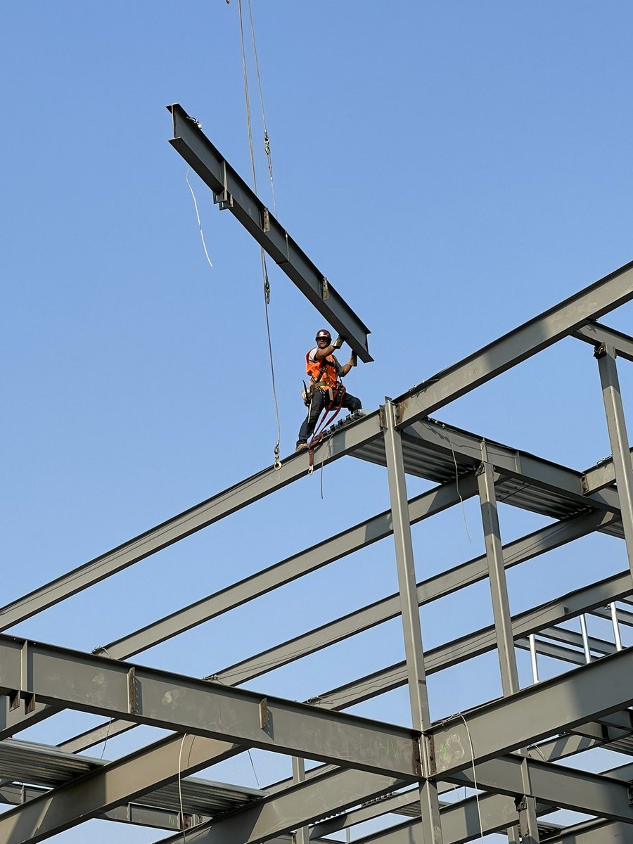 time_captain's tweet photo. An incredible three weeks watching this building get erected by Inland Steel with beams manufactured by B&amp;B Fabricators. Mount Vernon’s Skagit Surgery Center for Skagit Valley Regional Hospital. https://t.co/wKnnybwBCU