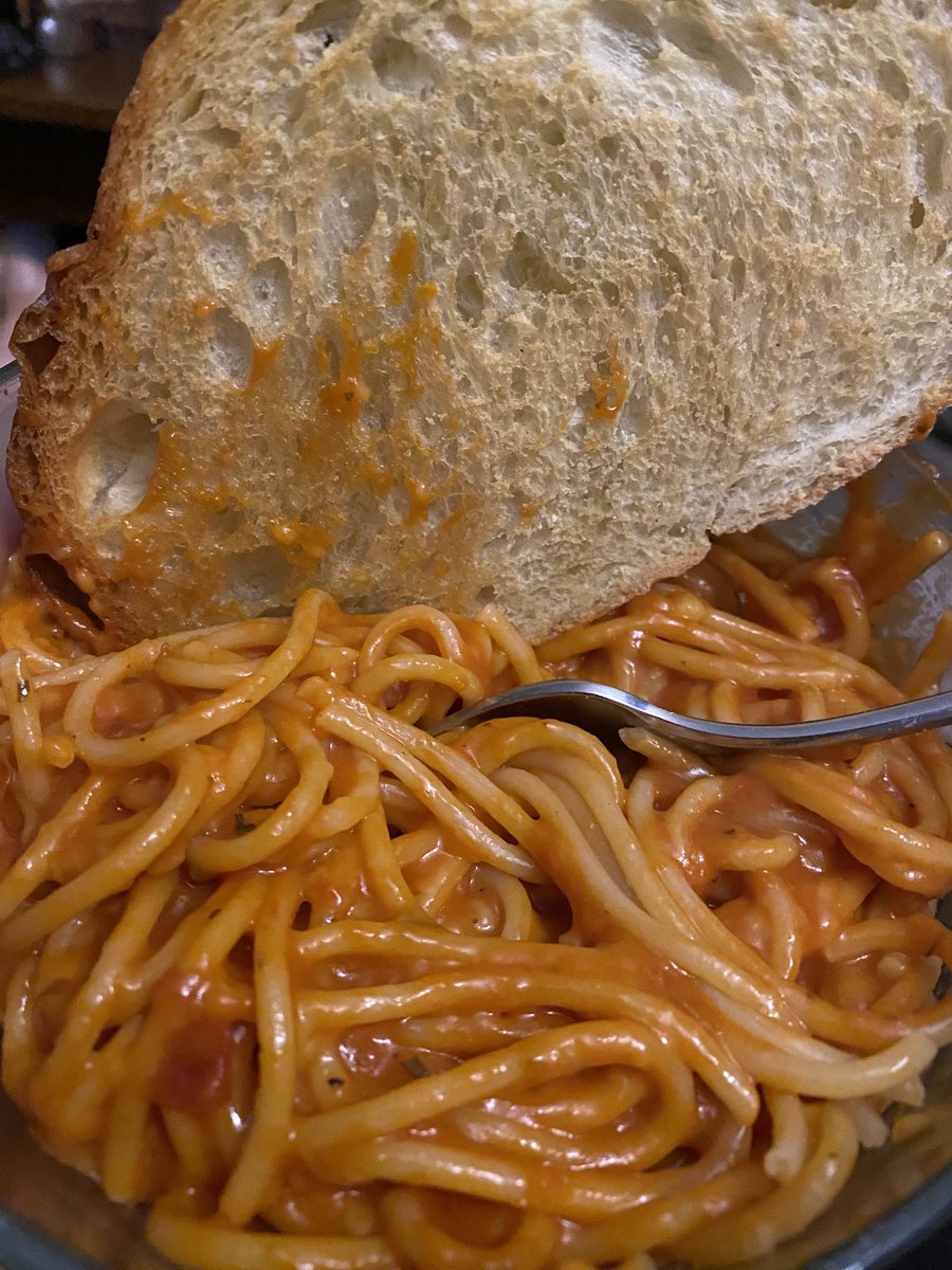 davidspruell's tweet photo. Sometimes just the basics are the best….#cheesyspaghetti #maranara #garlictoast  thanks ⁦@Wegmans⁩ for the #vegan Bread https://t.co/3vpyaYp4ky