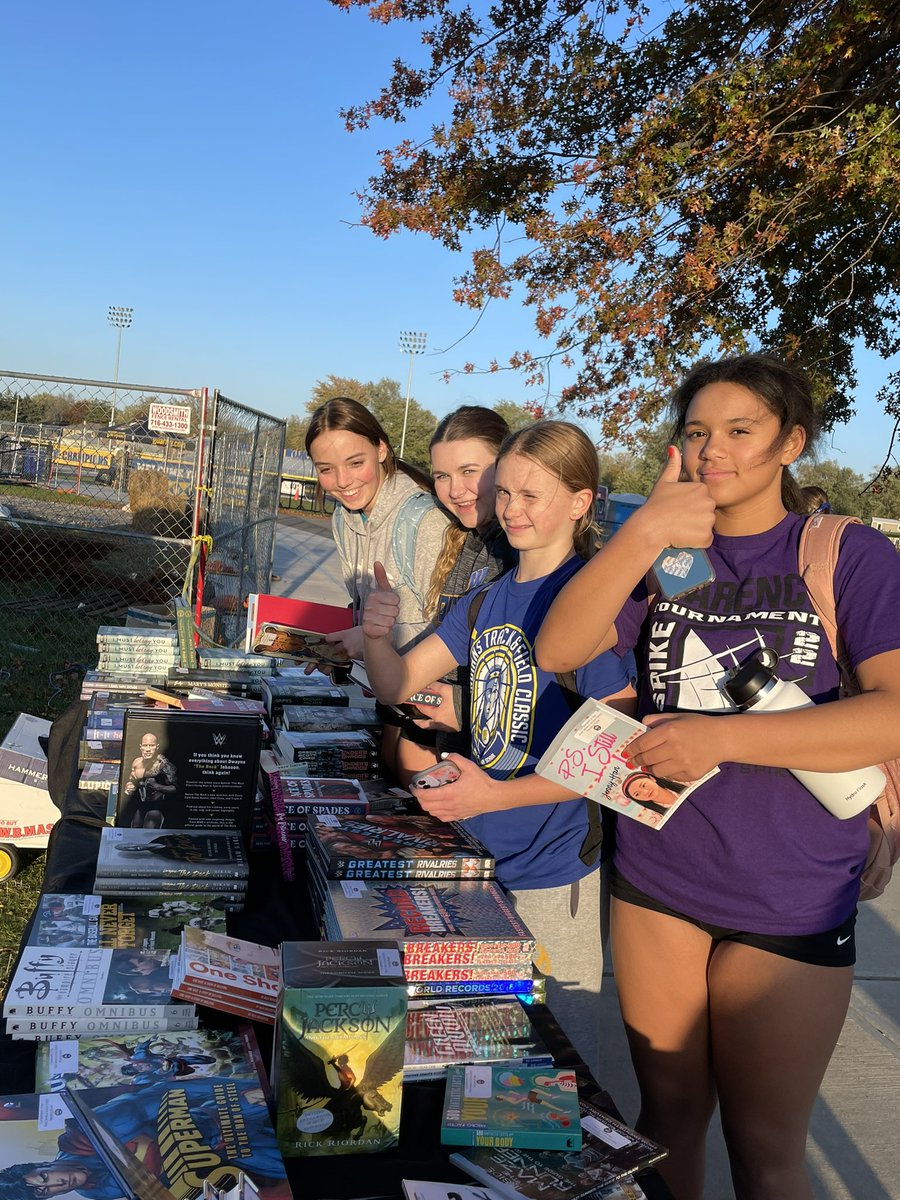 wscsdlibraries's tweet photo. Great night @WestSenecaCSD East vs. West game with our #Reading Rover! https://t.co/uSwmVeG5Tt