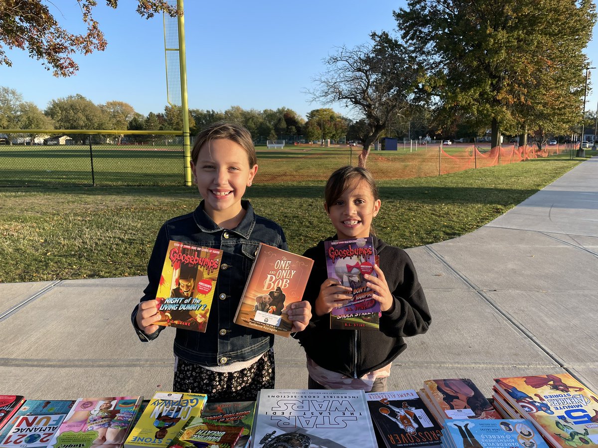 wscsdlibraries's tweet photo. Great night @WestSenecaCSD East vs. West game with our #Reading Rover! https://t.co/uSwmVeG5Tt
