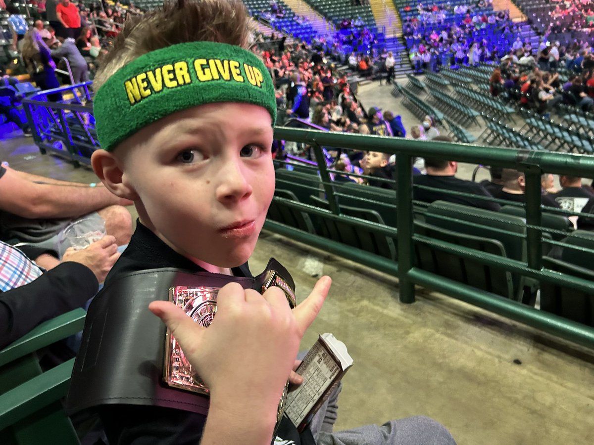GrabSomePine78's tweet photo. 1st big show and he chooses Cena gear.
#JohnCena #thechampishere https://t.co/8CUpDF3yHr