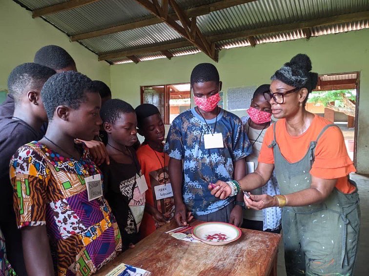 TheMOMProject07's tweet photo. X Cultural Exchange! @themomproject07 #facilitator & youth share/learn dining traditions (required 4 SHS) @pagusafrica #SummerCamp @ Airfield School in Ho #VoltaRegion #Ghana #themomproject07 #getkidsready #getteensready #getyouthready #global #westafrica #ewe #enrichmentprogram https://t.co/6cawSN2XqR